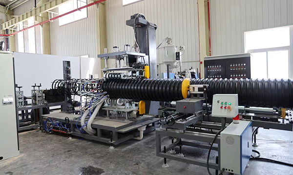 通塑公司的钢带波纹管设备生产速度不断提升，ID300钢带波纹管生产速度一天达到1200米以上。